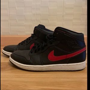 Air Jordan 1 Retro Mid 'Black Team Red'